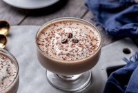 Kremalı Kahve Panna Cotta, Çikolata Ganajla Taçlandırıldı