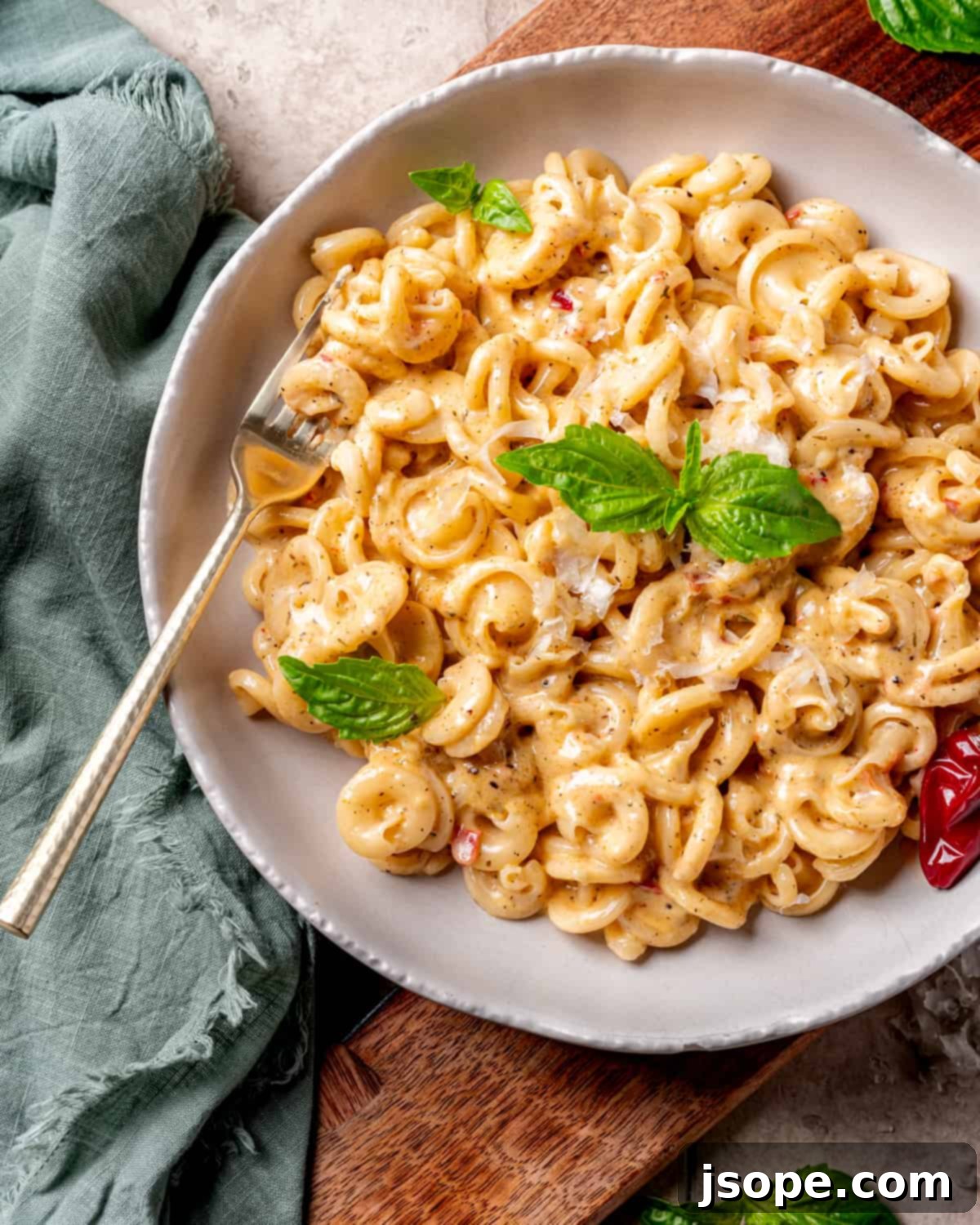 Step-by-step cooking process for spicy Alfredo sauce.