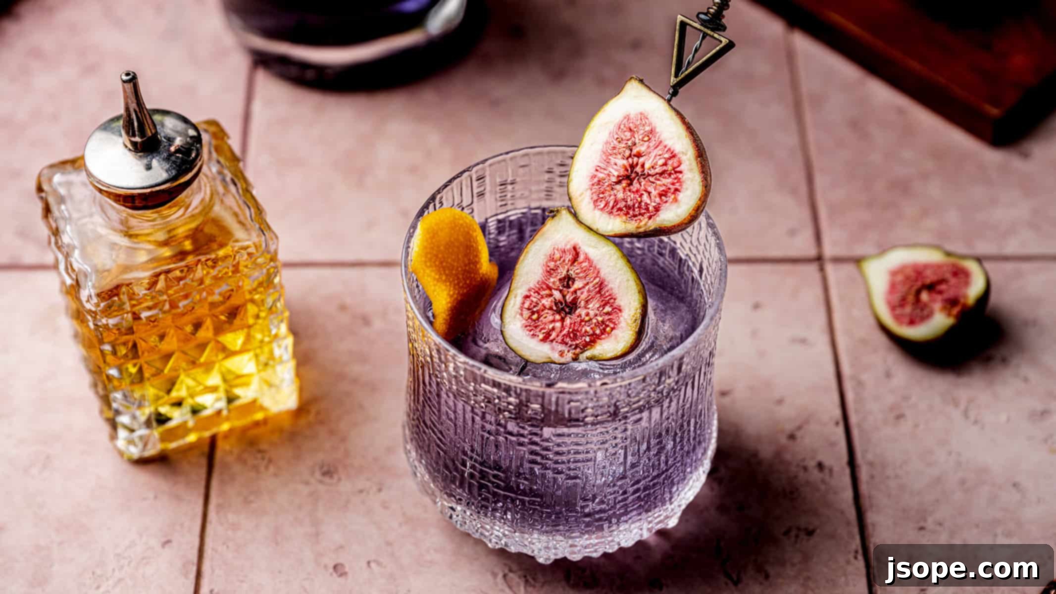 Fig cardamom gin old fashioned horizontal image